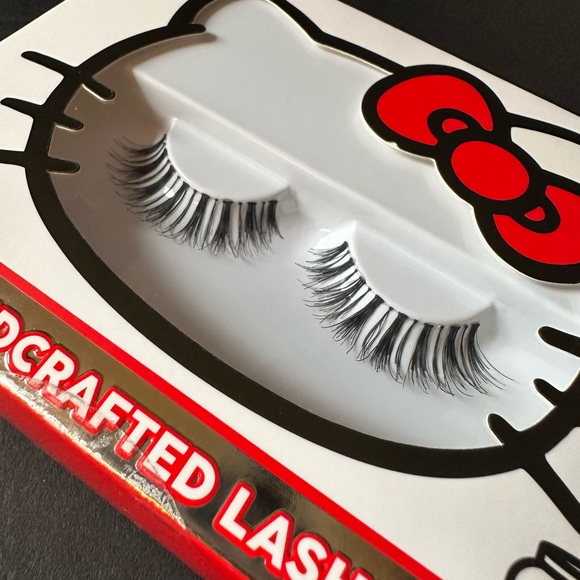 Crème shop x Hello Kitty wispy lashes three individual sets - Picture 2 of 5